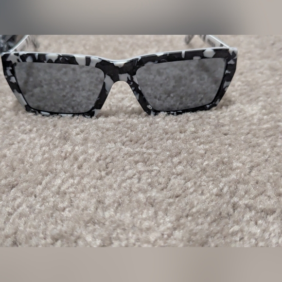 Prada sunglasses, black and white- accessory, Women's, great condition - Picture 4 of 9